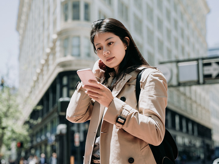 une jeune femme regarde son smartphone à New-York