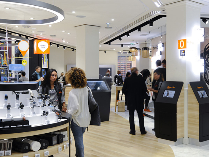 Intérieur d'un magasin Orange vendant accessoires et téléphones mobiles